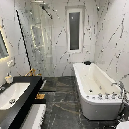 Urban Charm With Jacuzzi Apartment Tirana