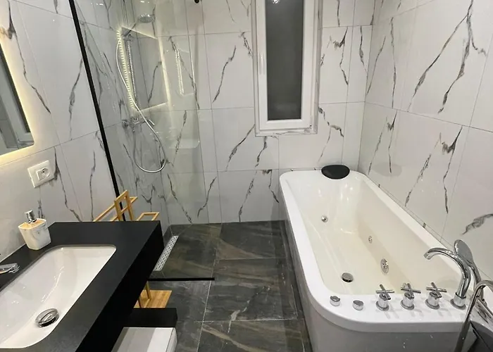 Urban Charm With Jacuzzi شقة تيرانا